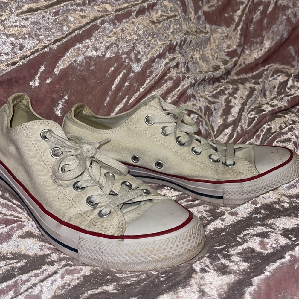 White Converse// US women’s size 9 (mens 7) // worn// slightly off white